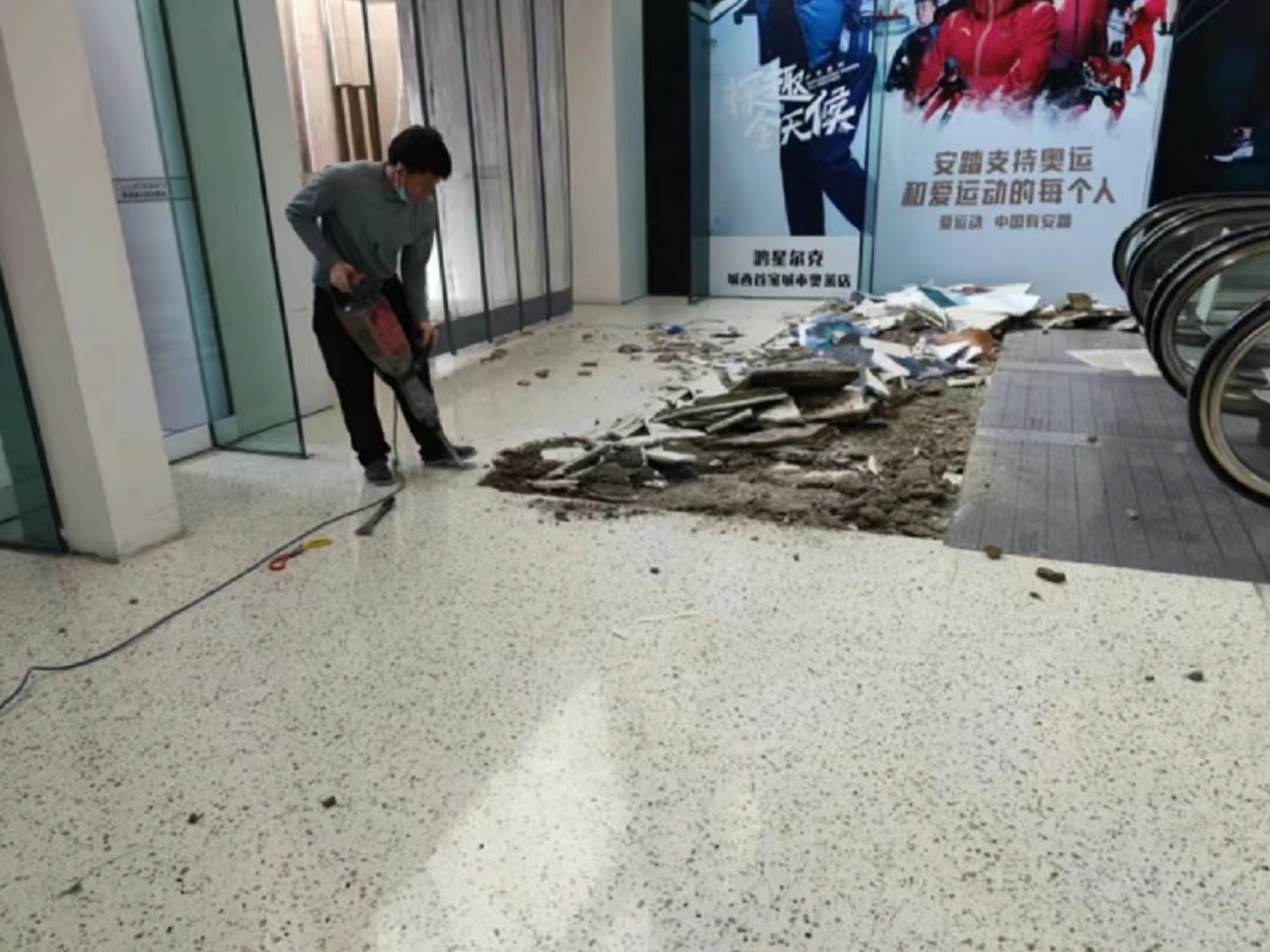 成都新城市廣場店鋪拆除|商場拆除多少錢一平？成都拆除團(tuán)隊(duì)